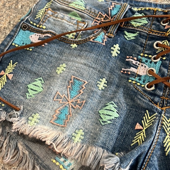 Kendall and Kylie shorts size 7 - Picture 3 of 6